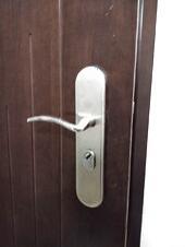 Фото 1: Замена дверного замка в железной двери.